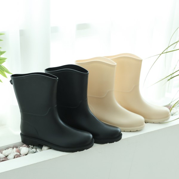 Simple middle rain boots