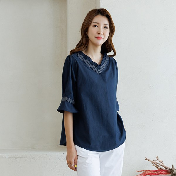 Of frill V-neck blouse