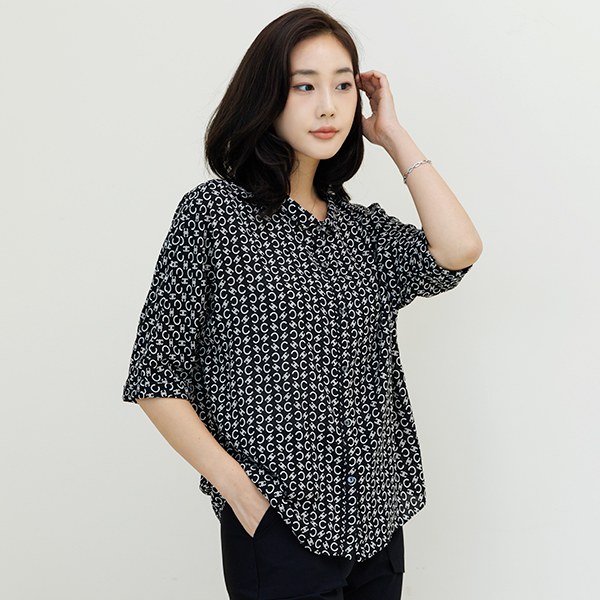 [THE BLACK] Coret open collar blouse 